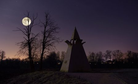 Piramida s polno Luno